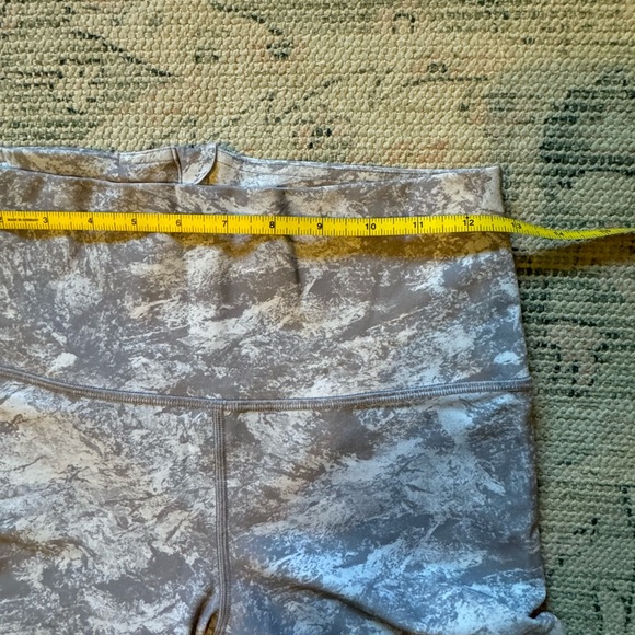 Lululemon Size 8 Grey and White Perforated Mesh Leggings 28” Zipper Waist - Picture 7 of 9